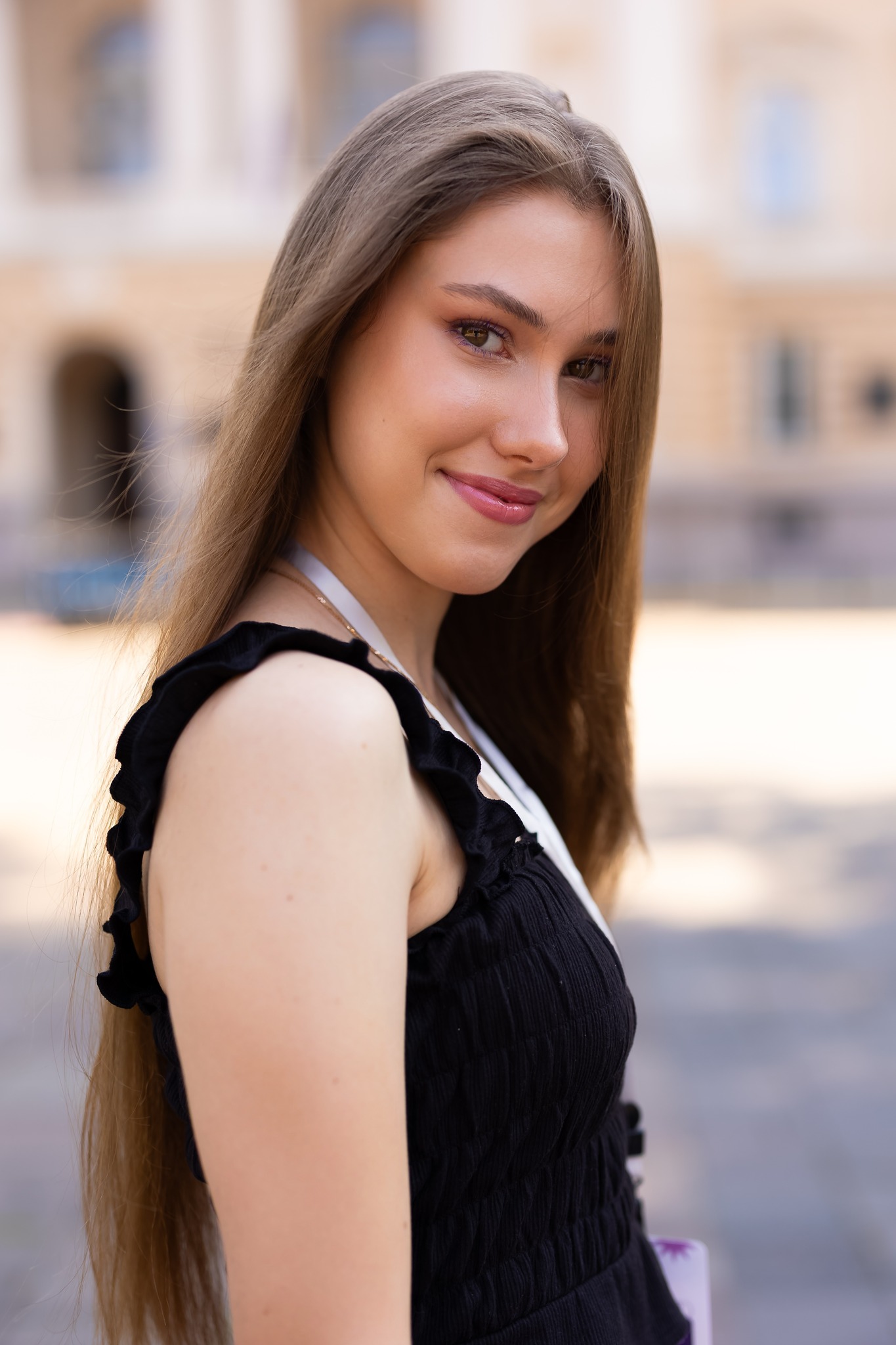 “Я зрозуміла, що роль лідерки - це не стала позиція. Потрібно бути багатогранною та гнучкою, здатною в будь-який момент зайняти роль менеджерки, якщо цього потребує команда та загальна мета,” - Олександра Пирожок